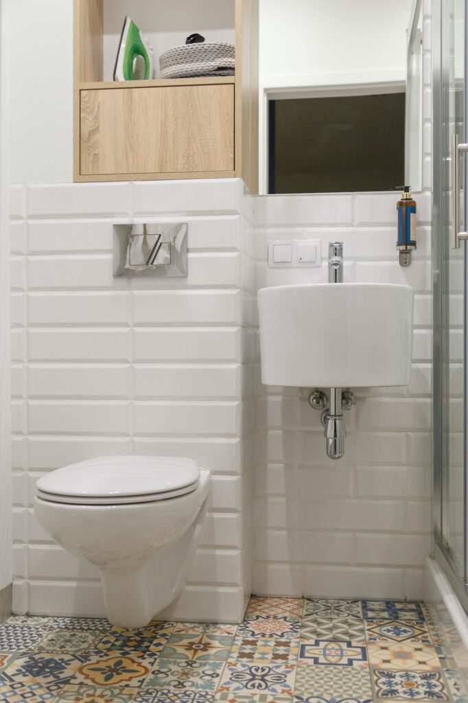Combined contemporary white bathroom with toilete.